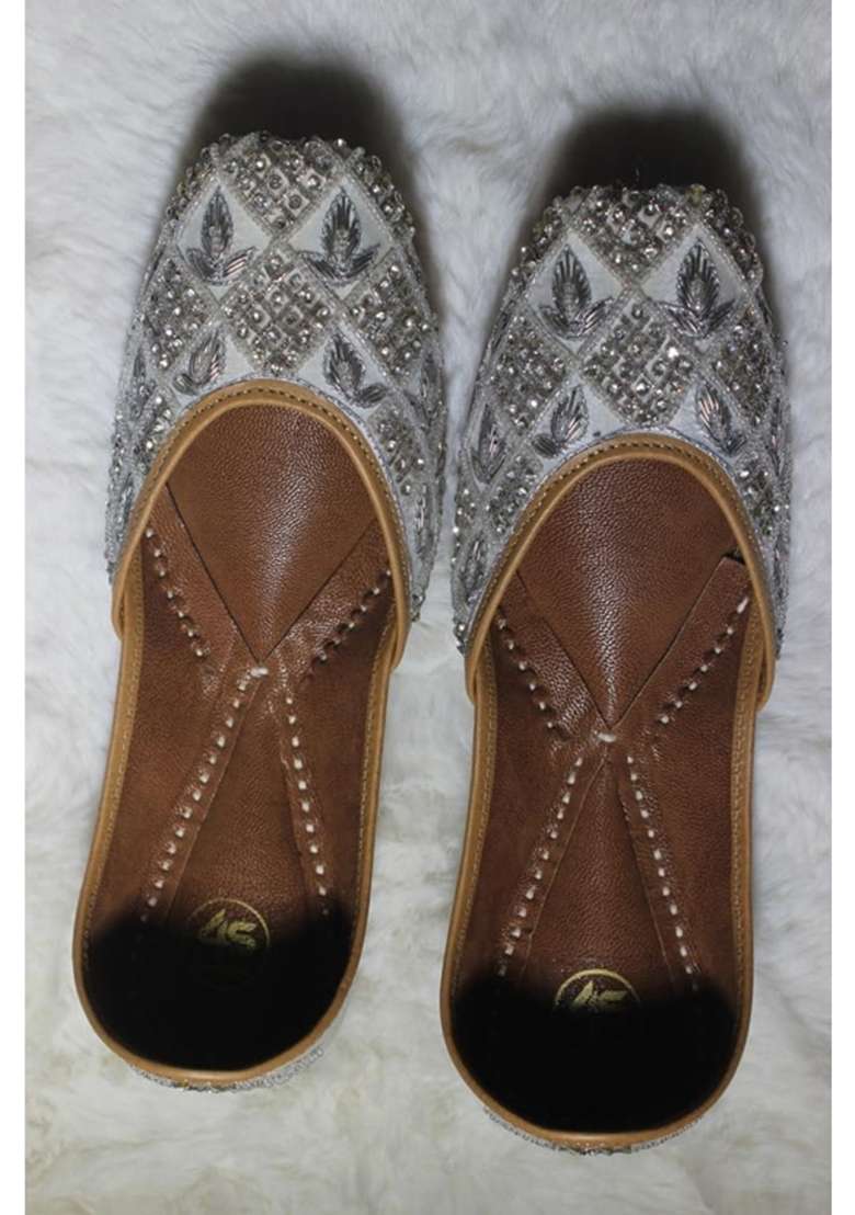 4S Womens Offwhite Silver Embellished Handcrafted Punjabi Jutti - Indya