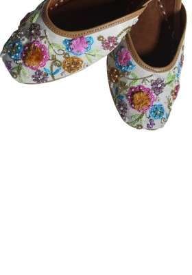 4S Handcrafted Offwhite Floral Embroidery Punjabi Jutti for Women