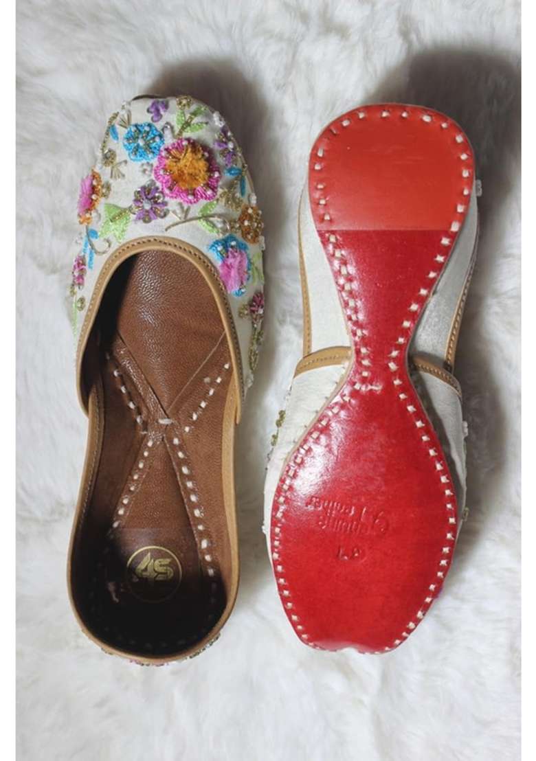 4S Handcrafted Offwhite Floral Embroidery Punjabi Jutti for Women - Indya