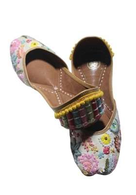 4S Womens Handcrafted Floral Embroidered Leather Punjabi Jutti
