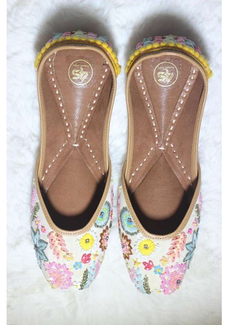 4S Womens Handcrafted Floral Embroidered Leather Punjabi Jutti - Indya
