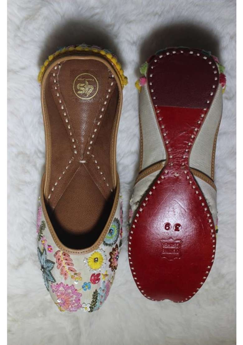 4S Womens Handcrafted Floral Embroidered Leather Punjabi Jutti - Indya