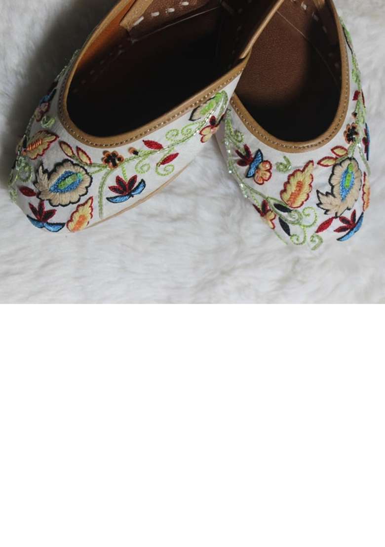 4S Womens Handcrafted Floral Embroidered Ethnic Punjabi Jutti Mojari Offwhite - Indya