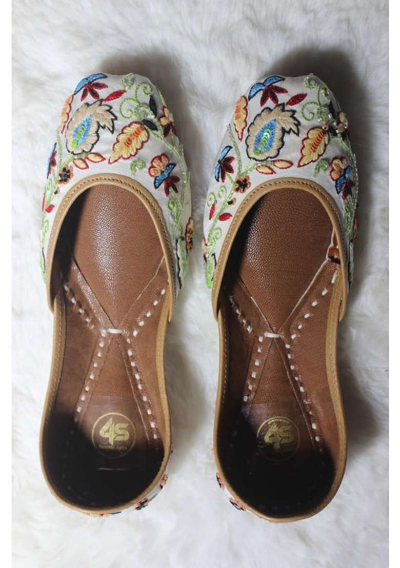 4S Womens Handcrafted Floral Embroidered Ethnic Punjabi Jutti Mojari Offwhite - Indya