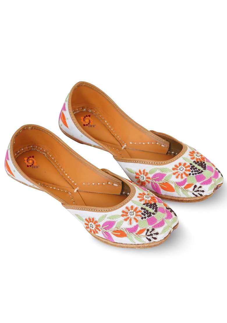DFR White Women Hand Dabka Zari Mojari Juttis - Indya