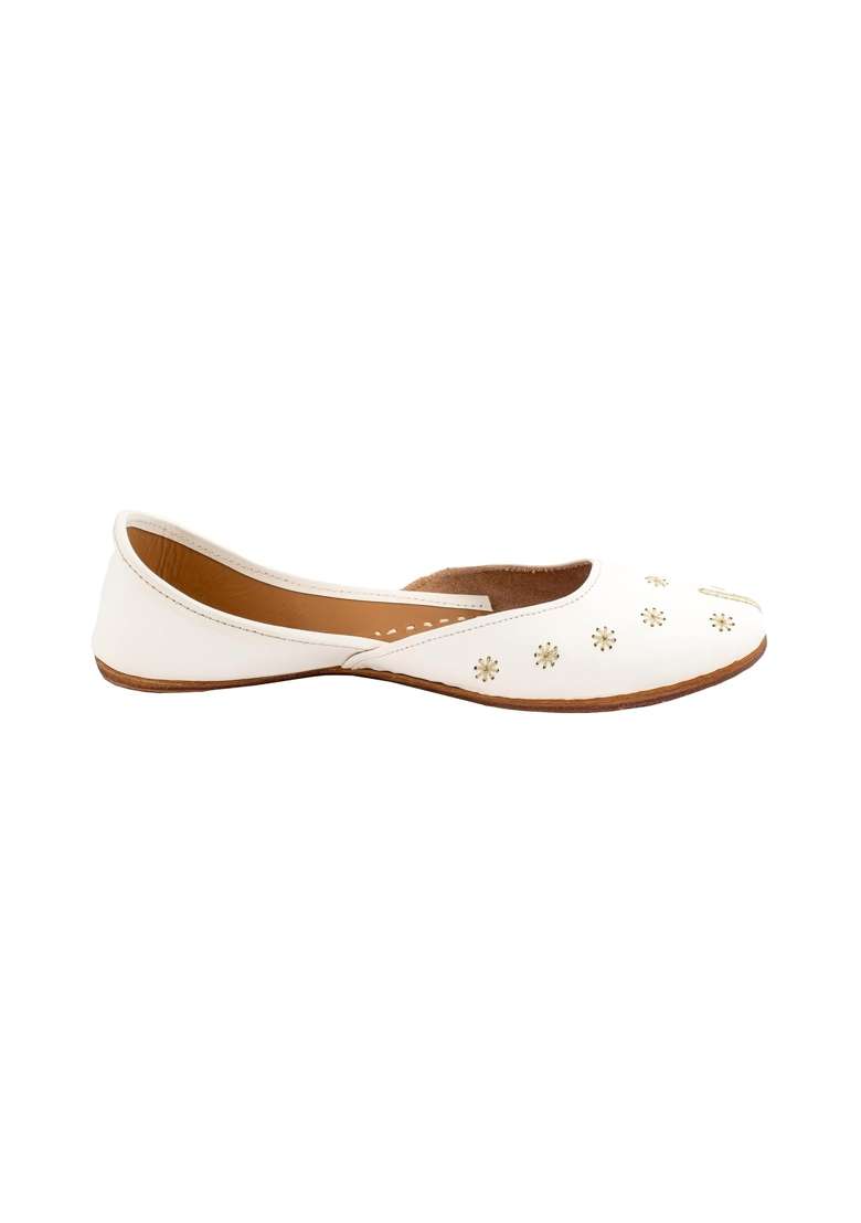 Korakari White Womens Traditional Ethnic Amber Punjabi Jutti Leather Flat Comfortable Mojaris for Girls - Indya