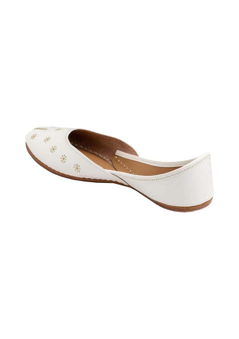 Korakari White Womens Traditional Ethnic Amber Punjabi Jutti Leather Flat Comfortable Mojaris for Girls - Indya