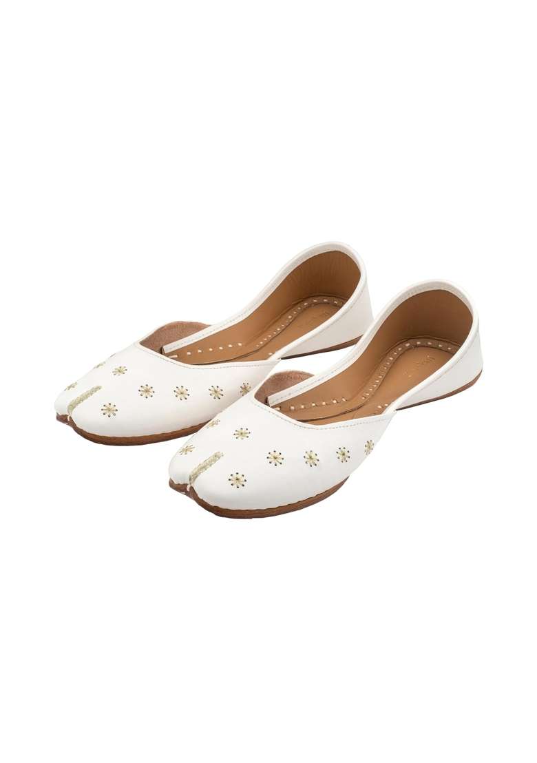 Korakari White Womens Traditional Ethnic Amber Punjabi Jutti Leather Flat Comfortable Mojaris for Girls - Indya