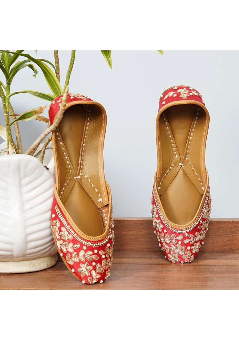 DFR Red Women Hand Zari Dabka Mojari Juttis - Indya