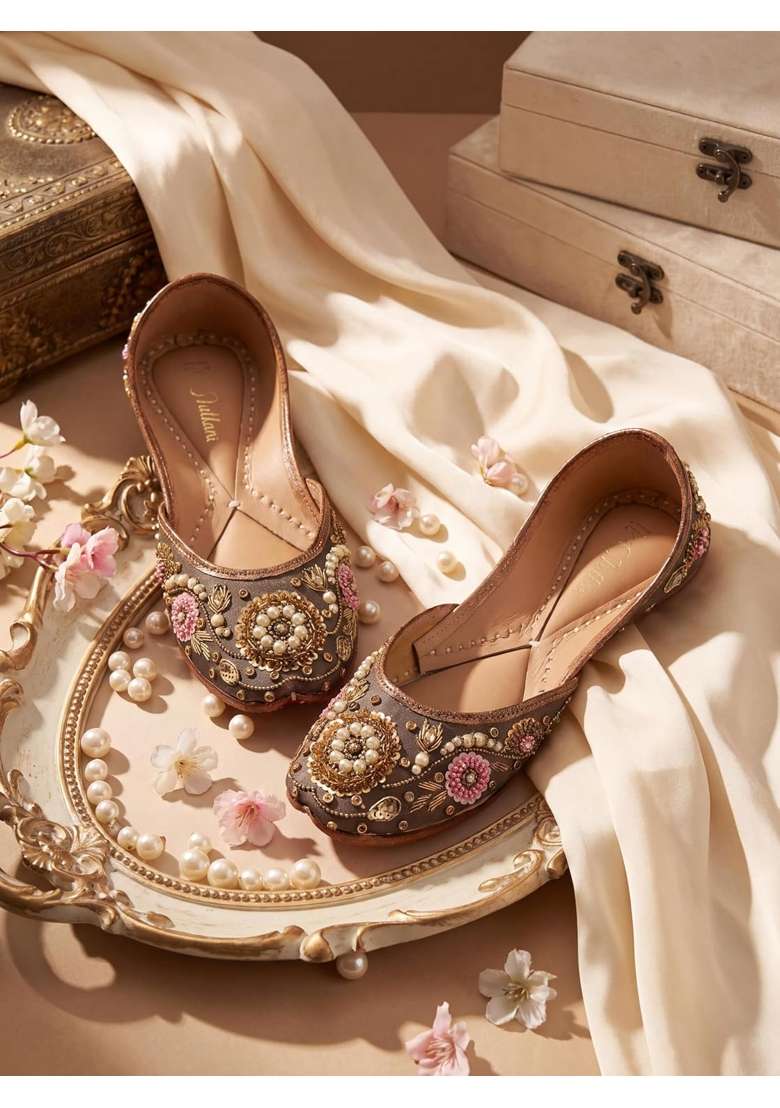Fulkari Womens Bergenia Gold Genuine Soft Leather Embroidered Jutis - Indya