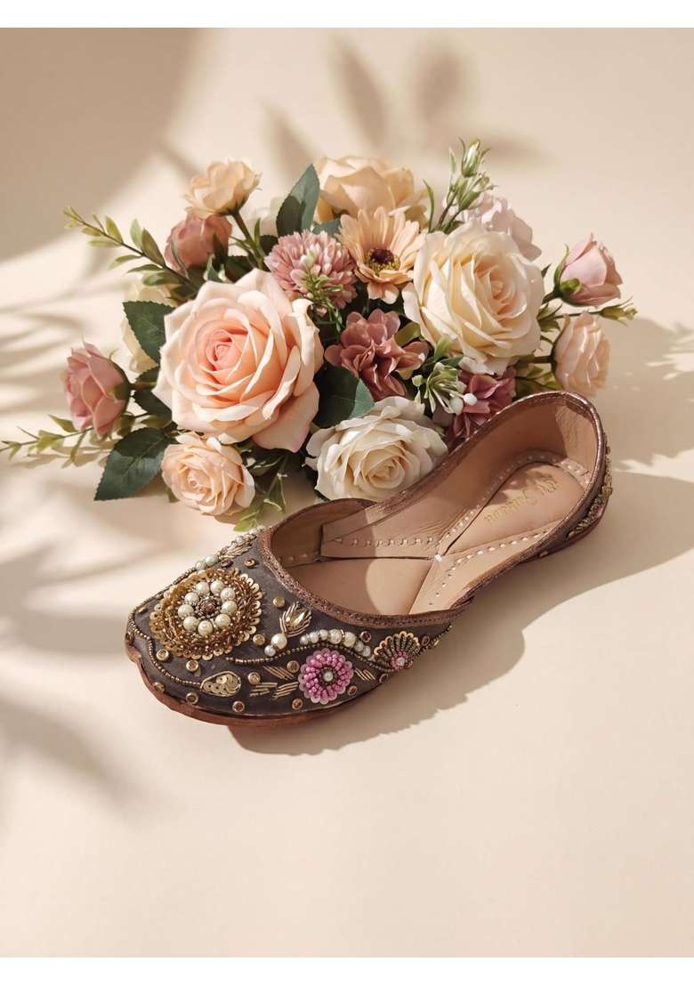 Fulkari Womens Bergenia Gold Genuine Soft Leather Embroidered Jutis - Indya