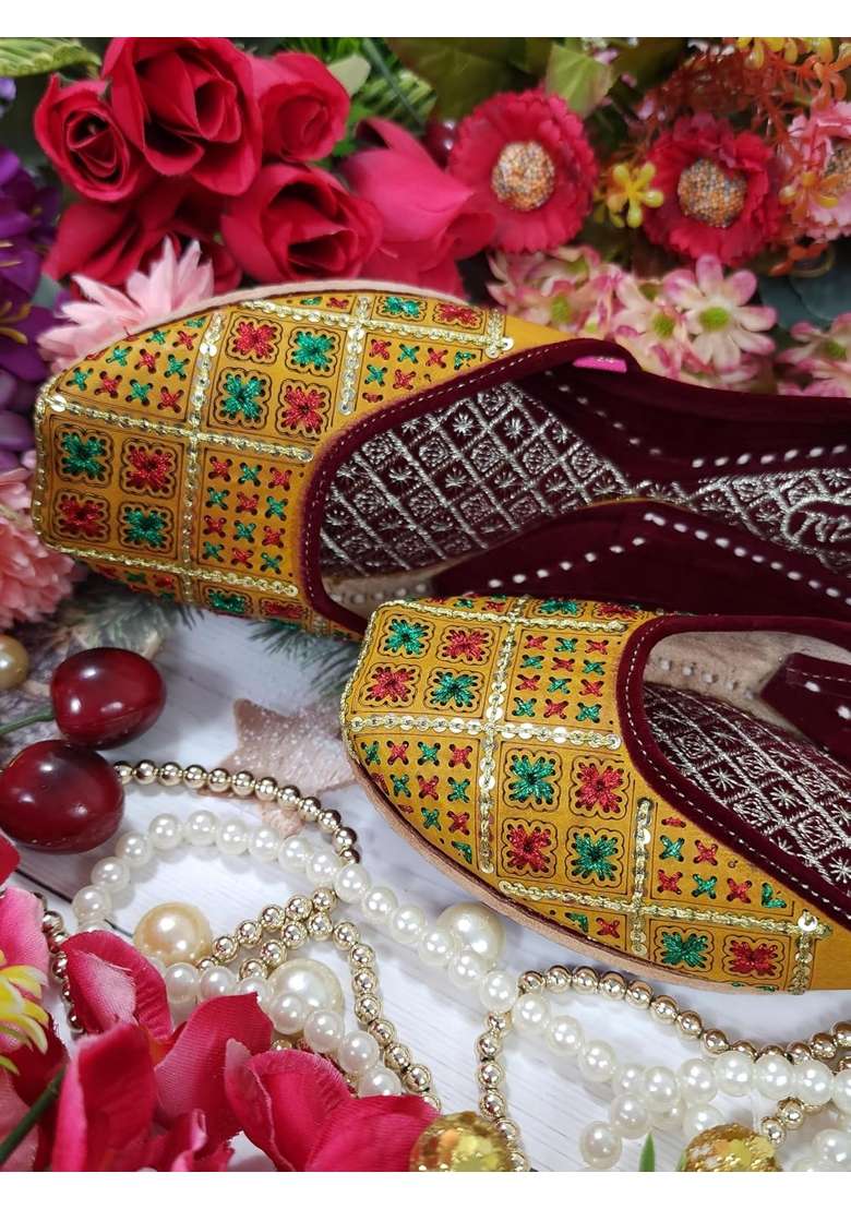 Fulkari Women Fantasy Gold Multi Casual Genuine Soft Leather Jutis - Indya
