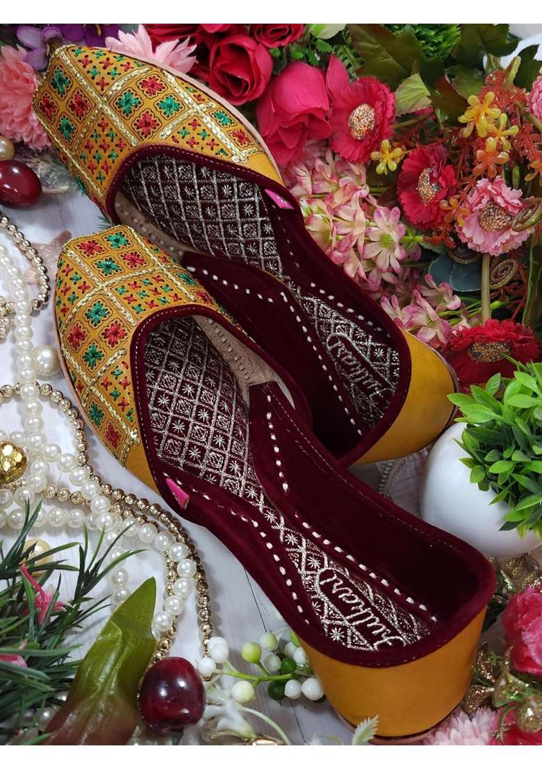Fulkari Women Fantasy Gold Multi Casual Genuine Soft Leather Jutis - Indya