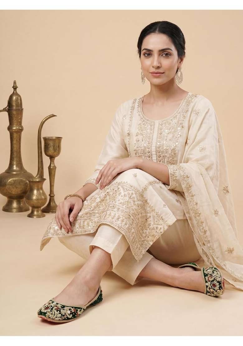 Fulkari Women Sapphire Velvet Gold Toned Genuine Soft Leather Embroidered Jutis - Indya