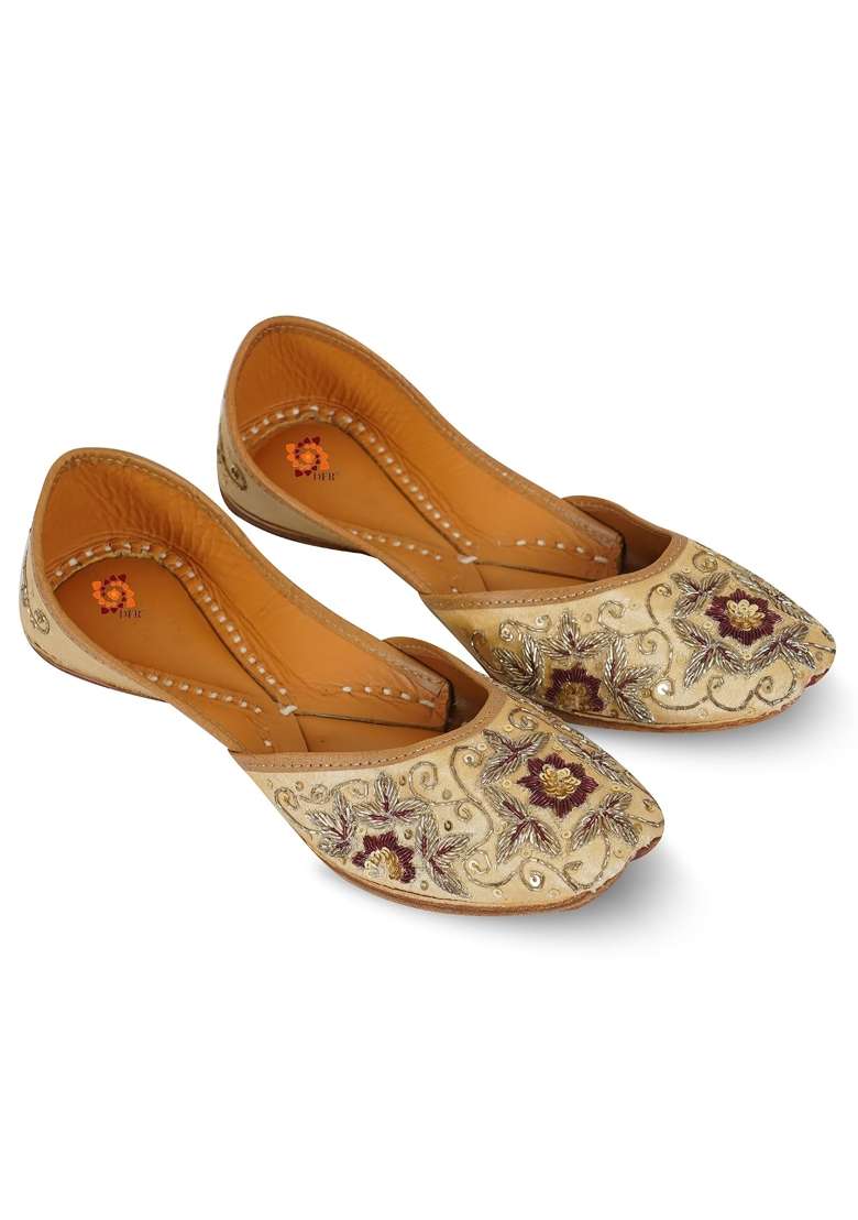 DFR Women Hand Dabka Zari Mojari Juttis - Indya
