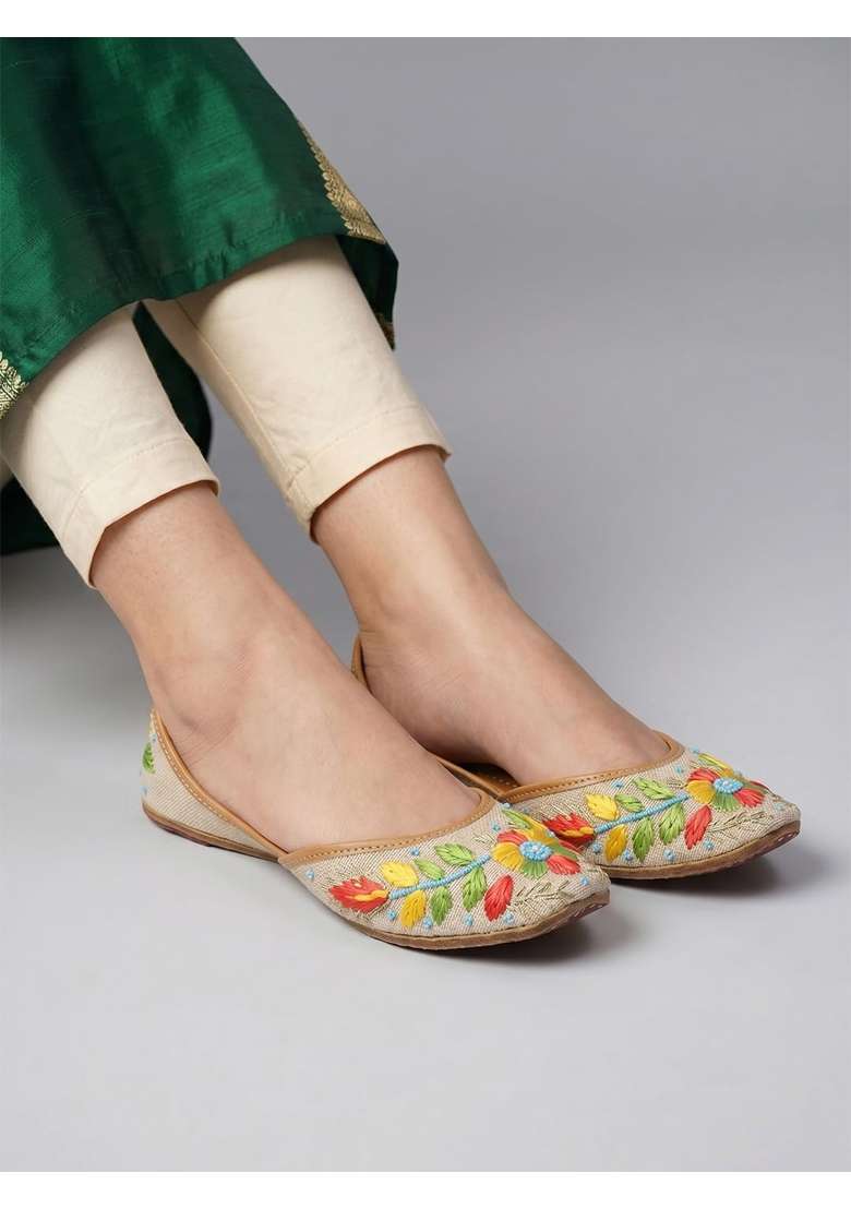 Dollphin Cream Women Handcrafted Ethnic Jutti Flat Slip - Indya