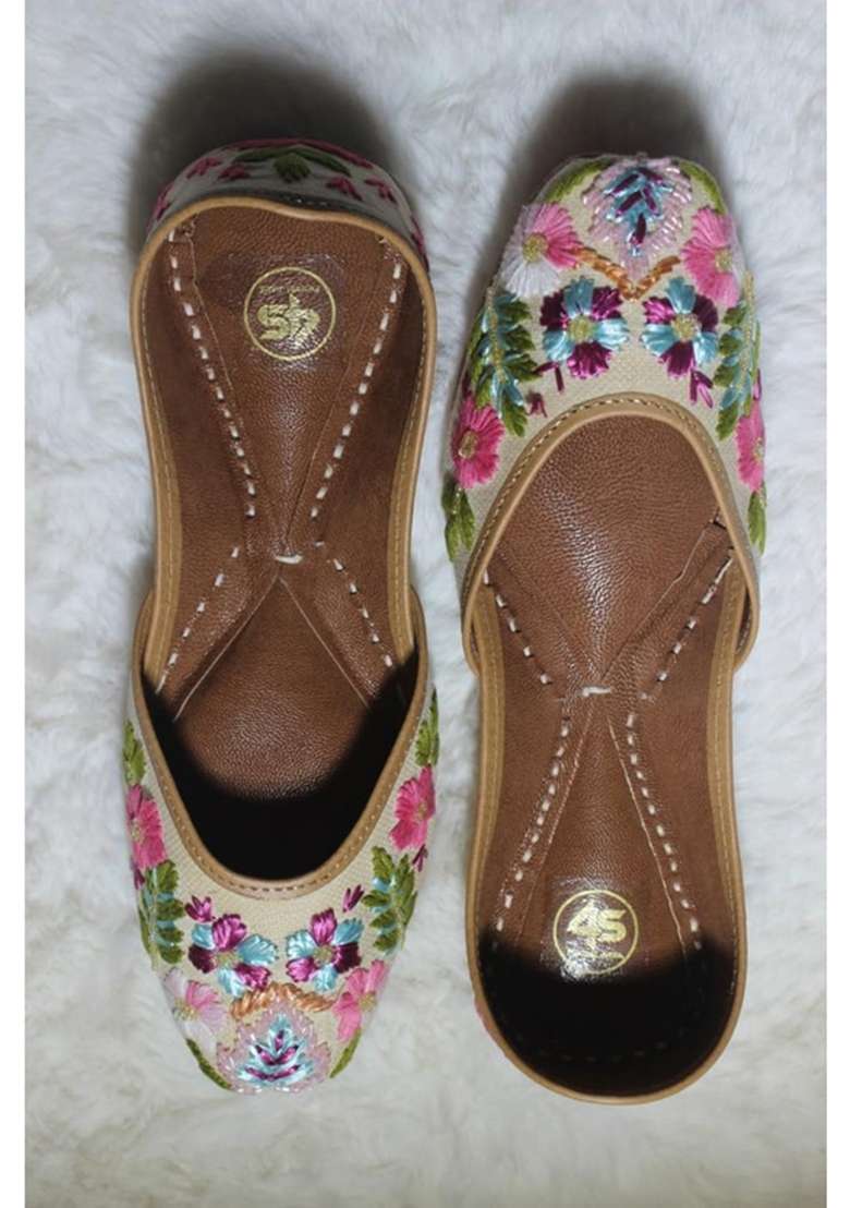 4S Womens Handcrafted Floral Embroidered Genuine Leather Punjabi Jutti - Indya