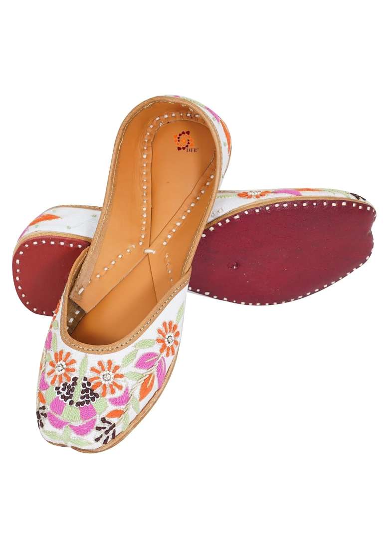 DFR White Women Hand Dabka Zari Mojari Juttis - Indya