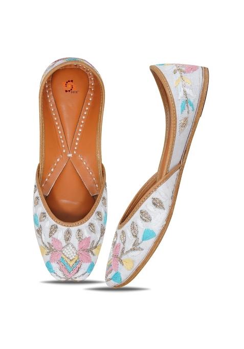 DFR White Women Hand Zari Dabka Juttis