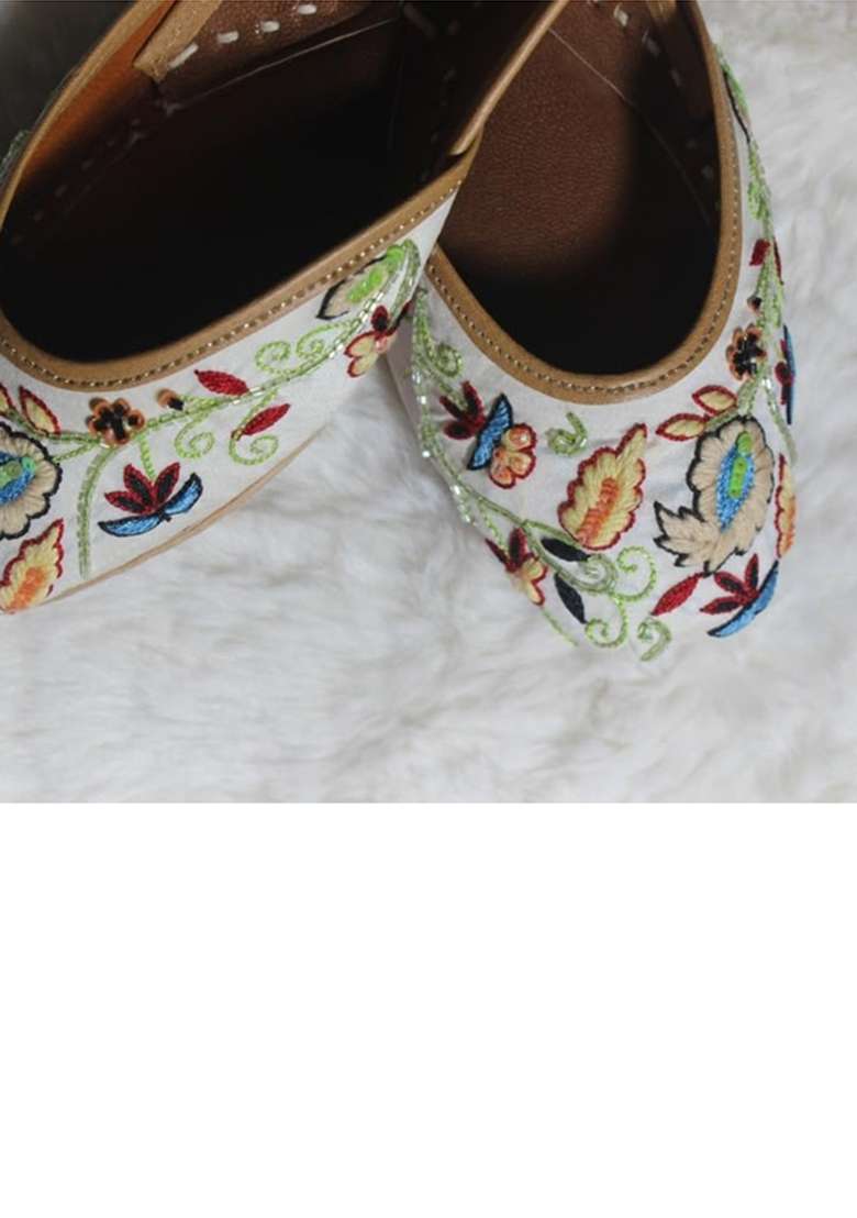 4S Womens Handcrafted Floral Embroidered Ethnic Punjabi Jutti Mojari Offwhite - Indya