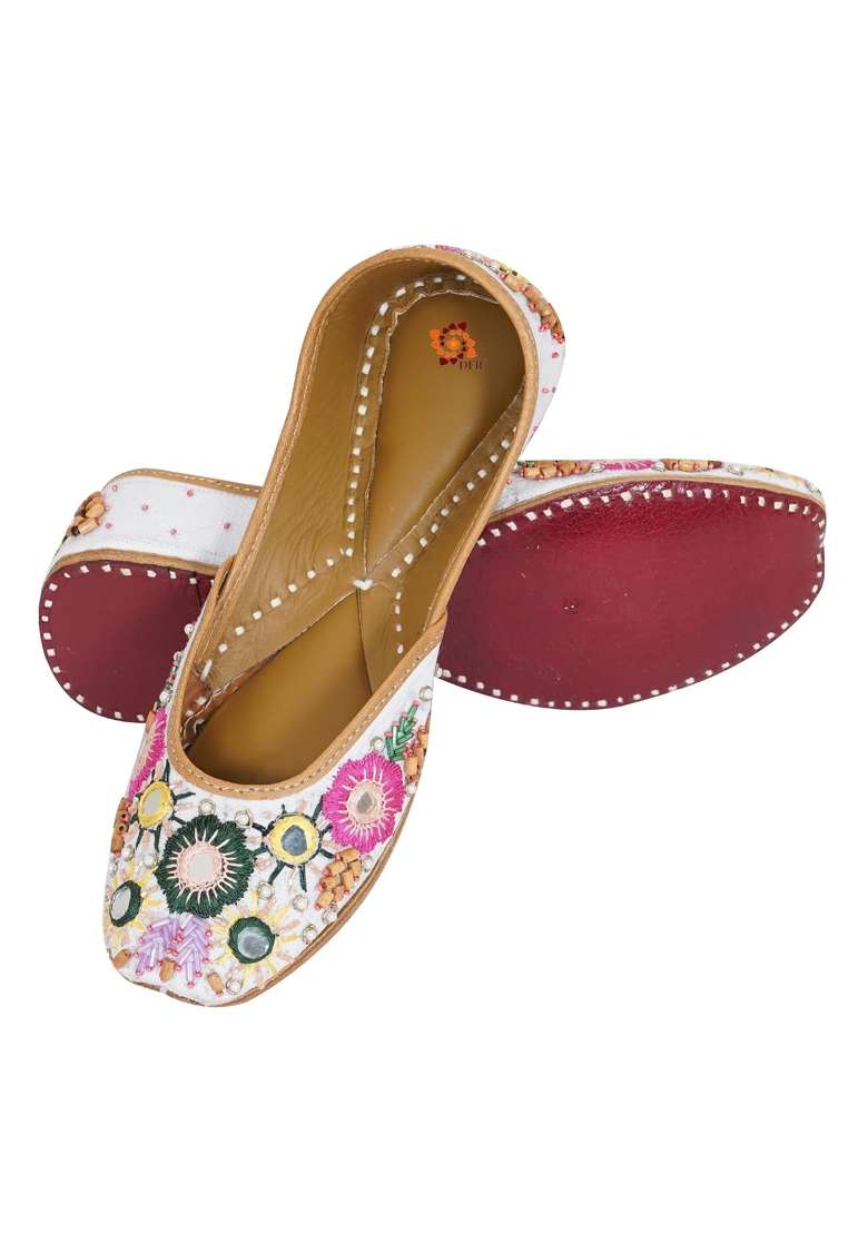 DFR Women Hand Dabka Zari Mojari Juttis - Indya