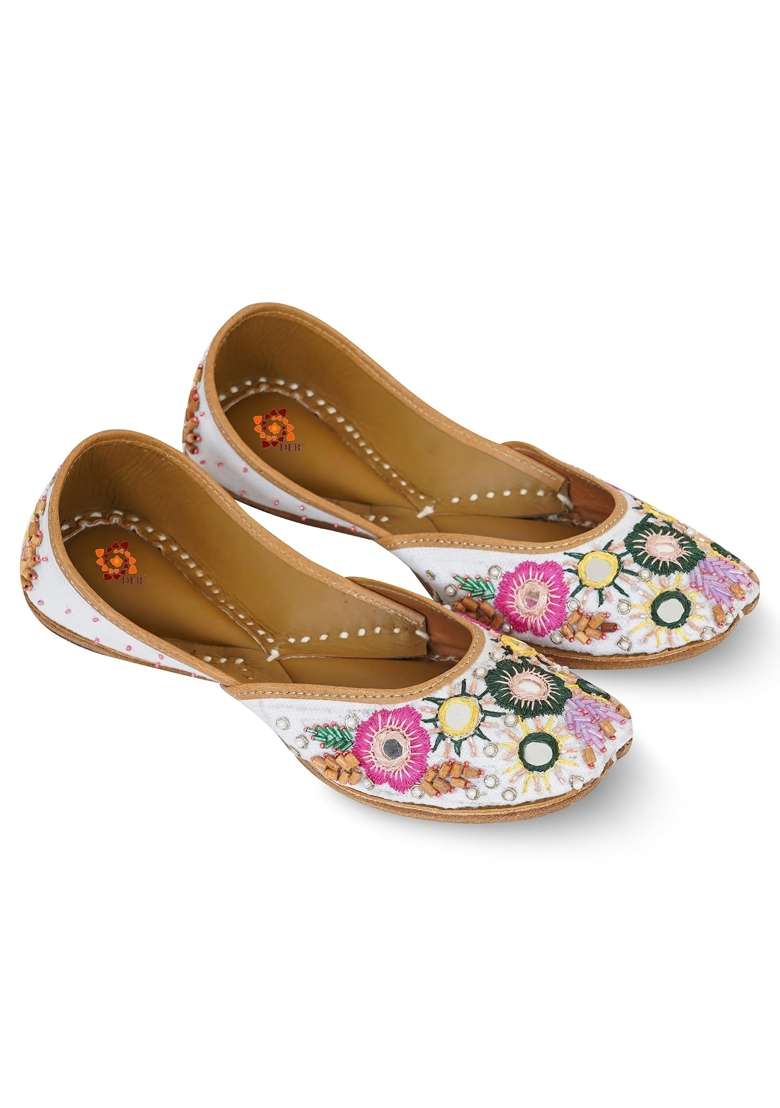 DFR Women Hand Dabka Zari Mojari Juttis - Indya