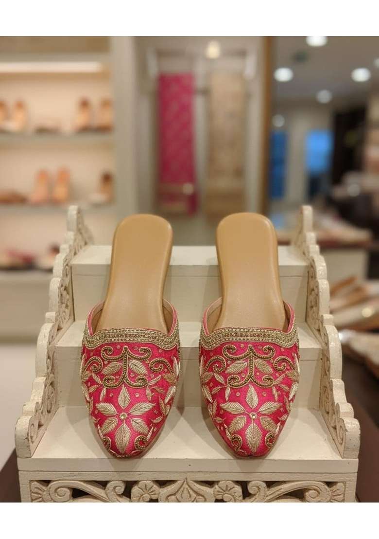 A1 Looks Traditional Embroidered Punjabi Jutti Pink with Gold Zari Work - Indya