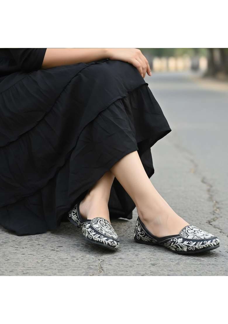 Indiestride Black Women Rajasthani Embroidery Ethnic Mojaris Punjabi Jutis Jutti Flats - Indya