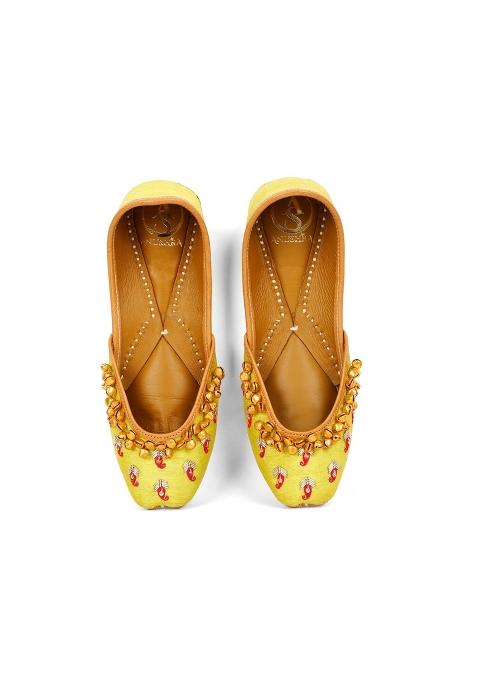 Anushra by Shraddha Singh Ghunghru Embroidered Jutti for Women