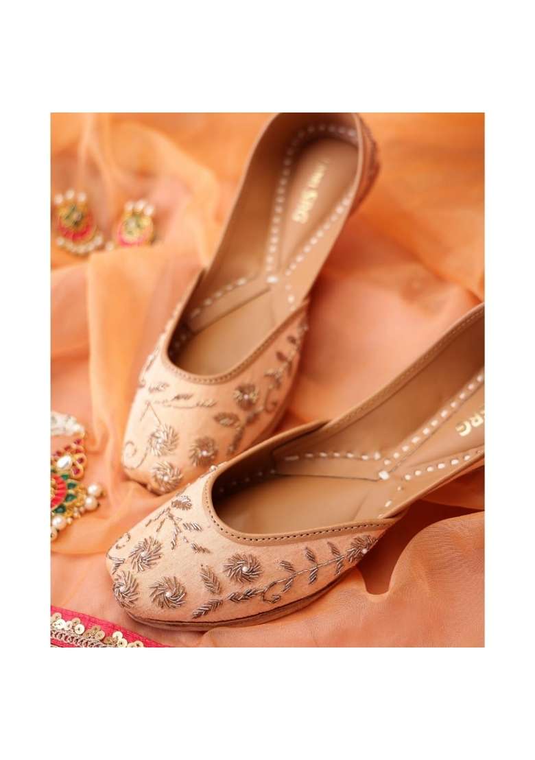 Niralii Traditional Punjabi Jutti for Women Pastel Petal Ethnic Handmade Indian Mojari - Indya