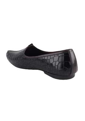 Ezok Brown Mens Genuine Leather Mojari Shoes Lightweight