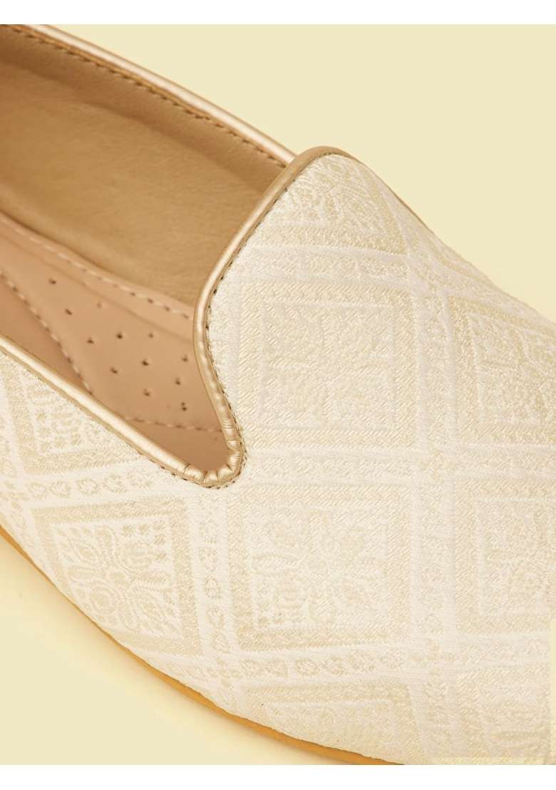Manyavar Mens Embroidered Jutti Ethnic Juttis and Mojaris - Indya