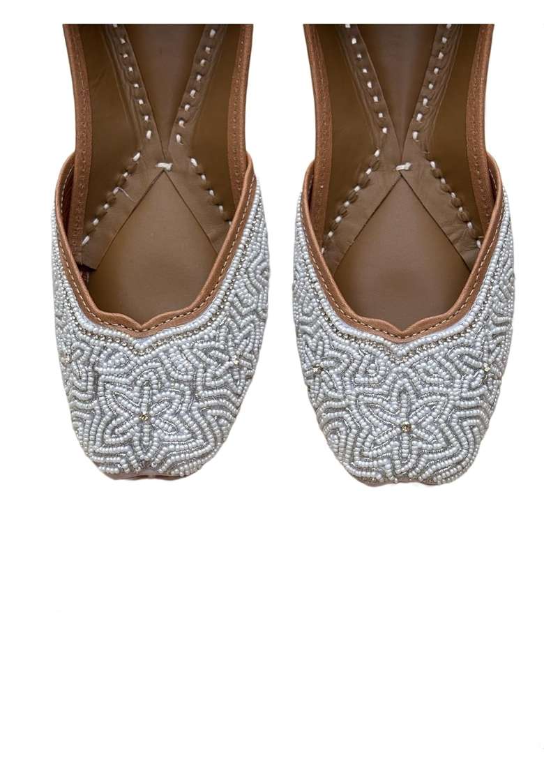 Sandoori White Designed Punjabi Jutti for Women Pure Leather Double Cushioned - Indya