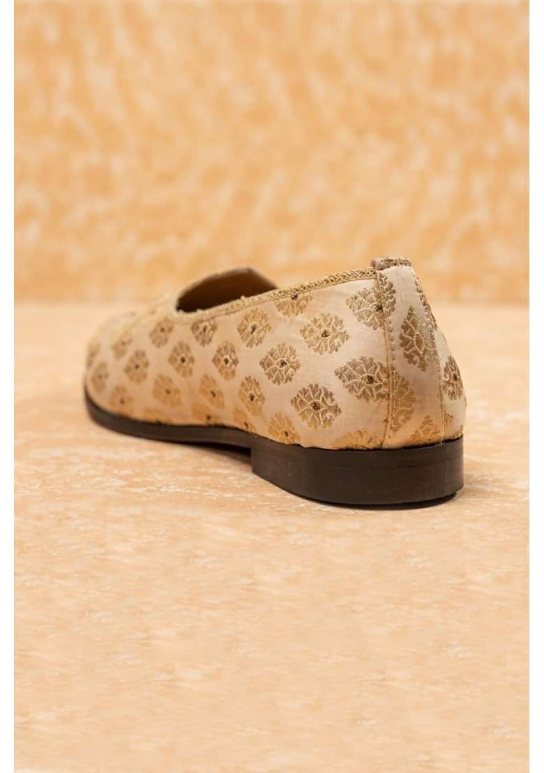 Tasva Ivory Brocade Embroidered Mojari Size M - Indya