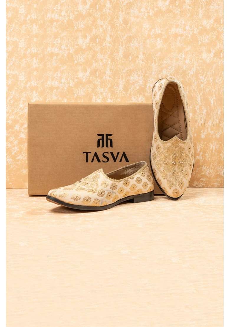 Tasva Ivory Brocade Embroidered Mojari Size M - Indya