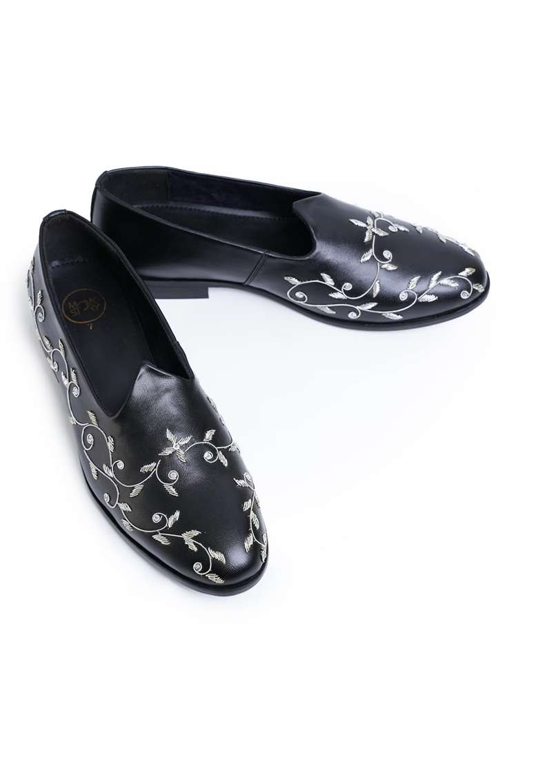 Monkstory Regal Floral Zardosi Mojari Black - Indya