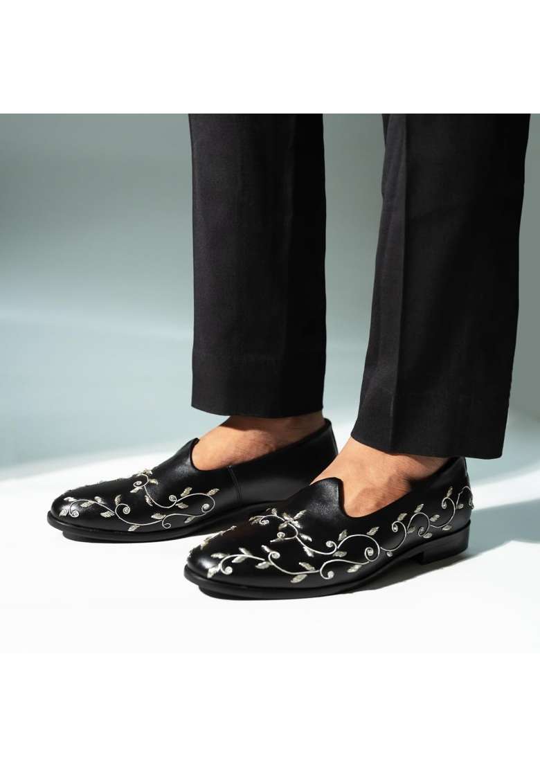 Monkstory Regal Floral Zardosi Mojari Black - Indya