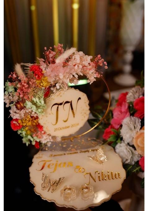 Shyama Craft Ivory Customizable Resin Engagement Ring Double Platter with Real Dry Flower and Ring Holder