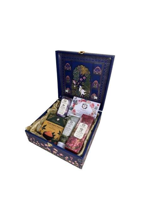 Raafiaura Luxury Skincare Gift Box Pampering Kit with Cleanser Serum Moisturiser and Pimple Patch