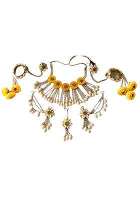 Advika Creations Traditional Cowrie Shell Bridal Jewellery Set Yellow Flower Design Necklace with Maang Tikka