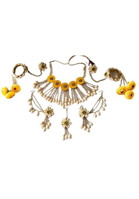 Advika Creations Traditional Cowrie Shell Bridal Jewellery Set Yellow Flower Design Necklace with Maang Tikka