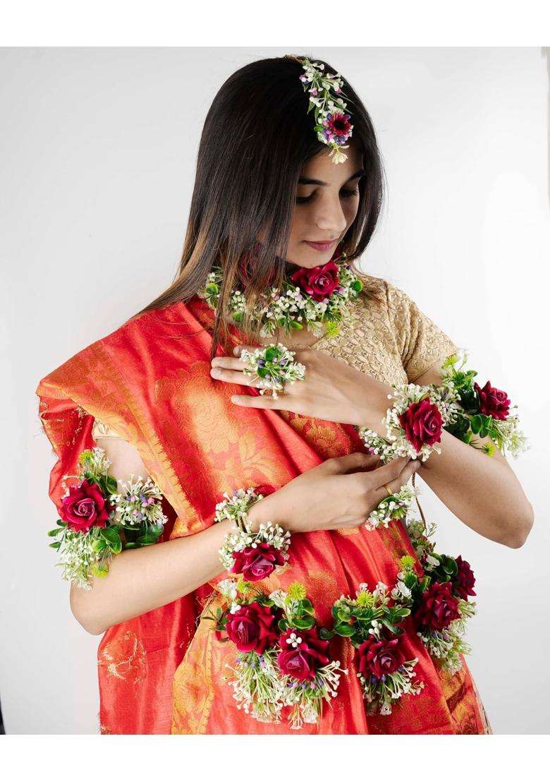 Prafullit Floral Jewellery Set Red Rose Haar Maang Tikka Earrings Bangles Haathphool Garland - Indya