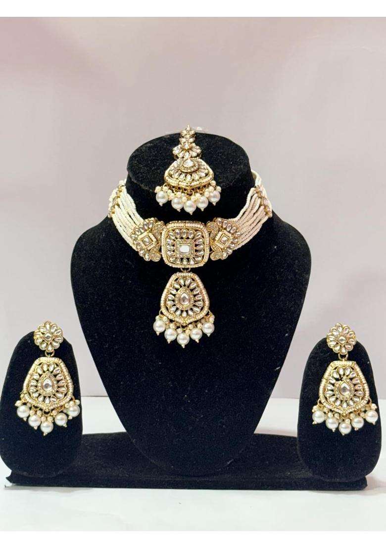 Green Kundan Choker Necklace Set with Earrings and Maang Tikka - Indya