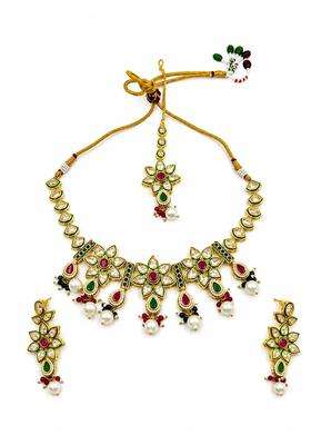 PM AURA Jewels Bridal Kundan Choker Necklace Set with Maang Tikka and Earrings Floral Pearl Drop Design