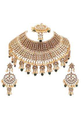 Swarajshop Royal Kundan Bridal Choker Necklace Set with Green Bead Drops Statement Earrings and Maang Tikka