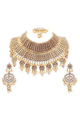 Swarajshop White Royal Kundan Bridal Choker Necklace Set with Pearl Drops Statement Earrings and Maang Tikka