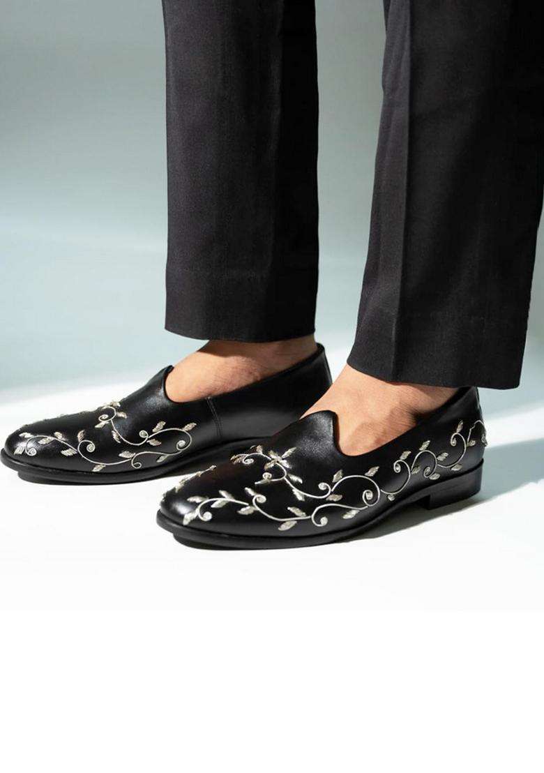 Monkstory Regal Floral Zardosi Mojari Black - Indya
