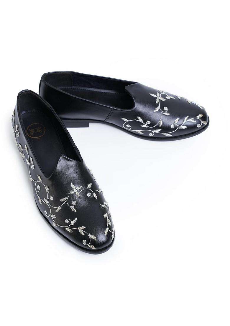 Monkstory Regal Floral Zardosi Mojari Black - Indya