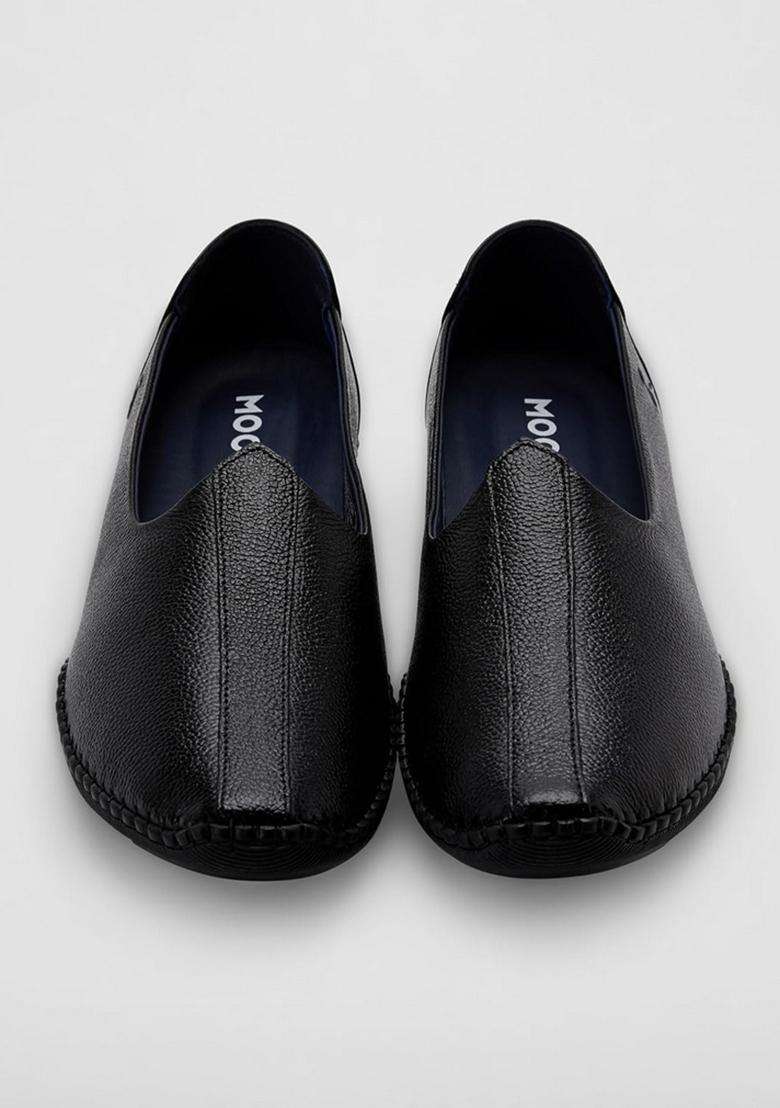 Mochi Black Men Leather Juti Shoe - Indya