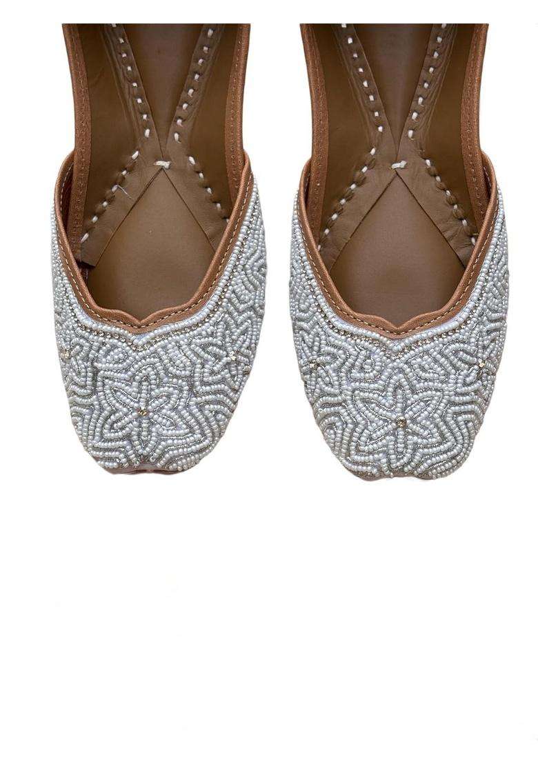 Sandoori White Designed Punjabi Jutti for Women Pure Leather Double Cushioned - Indya